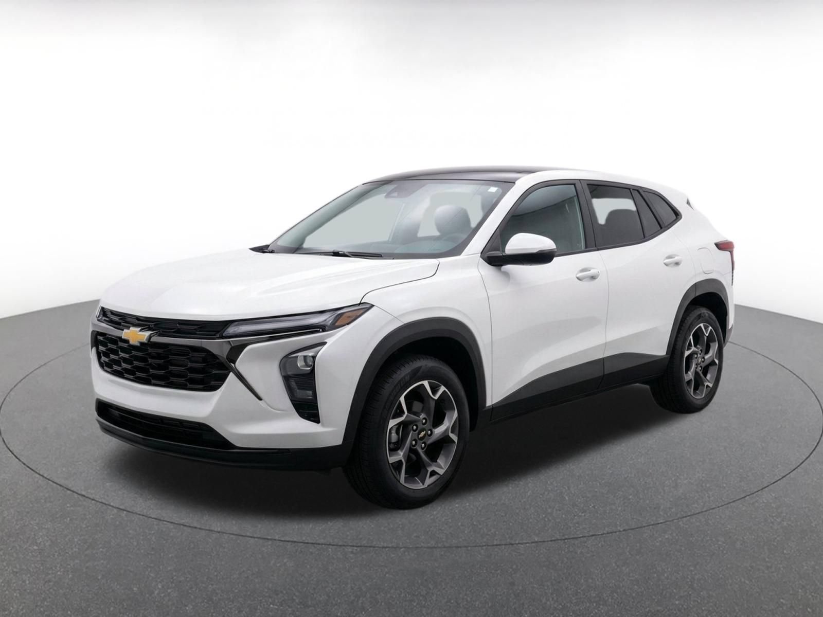 Used 2025 Chevrolet Trax LT FWD image 2