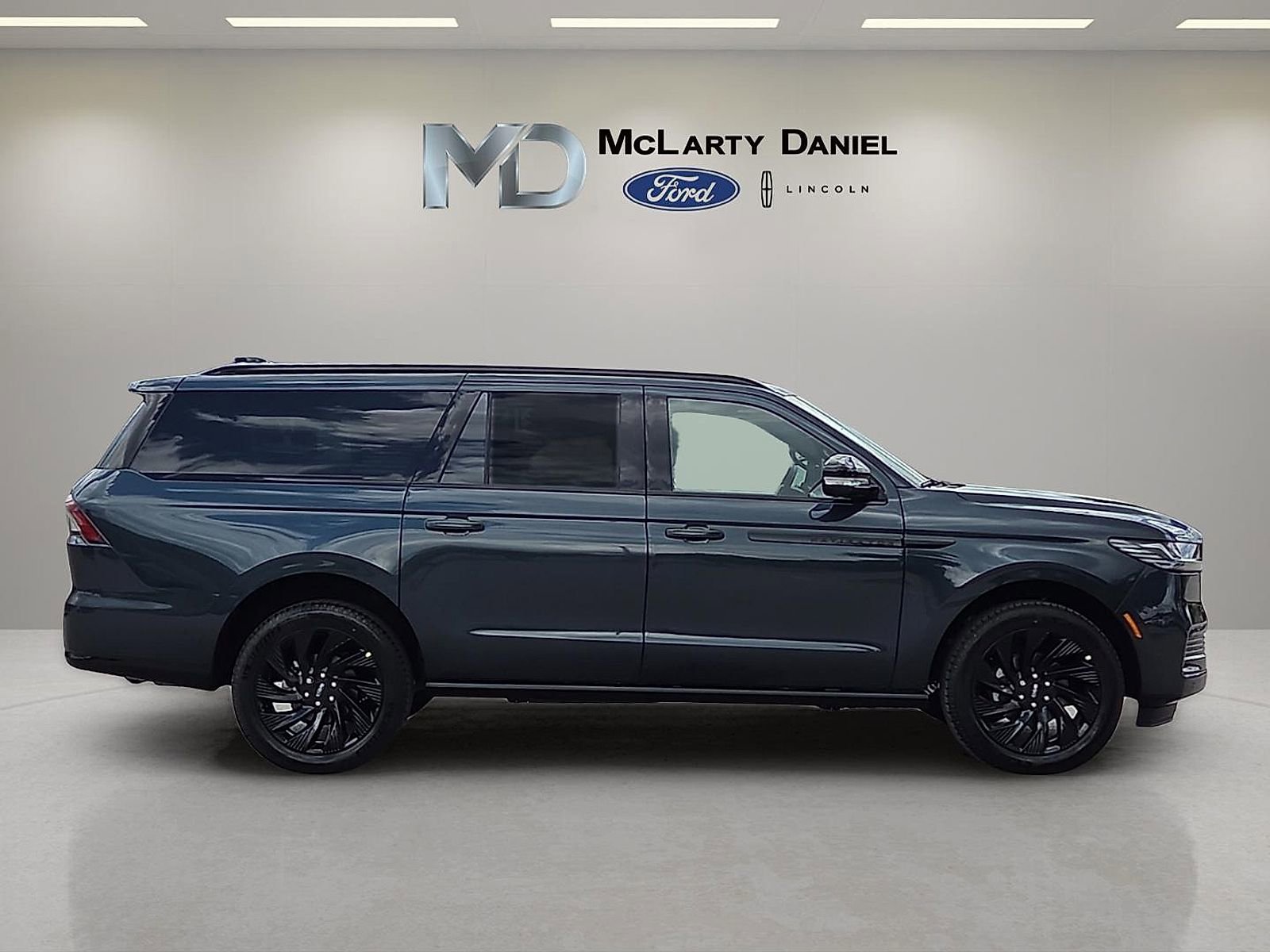 New 2026 Lincoln Navigator L Reserve w/ Jet Appearance Package AWD/4WD image 6