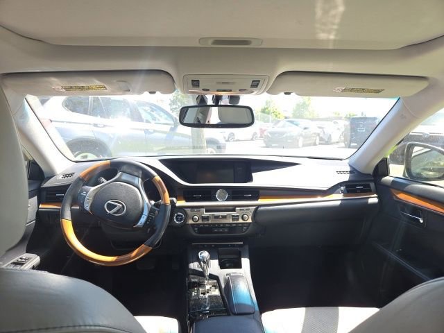 Used 2015 Lexus ES 300h w/ Navigation System Package FWD image 5