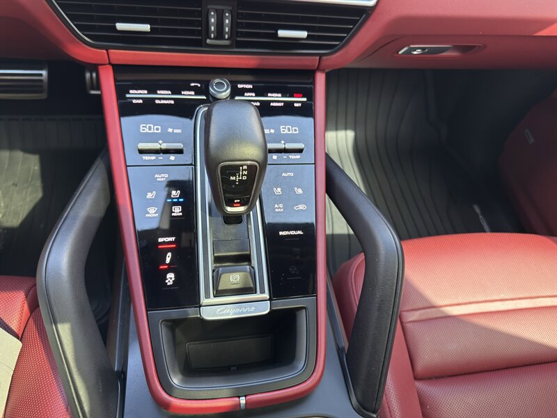 Used 2022 Porsche Cayenne GTS AWD/4WD image 41
