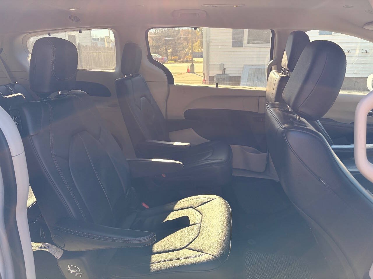 Used 2020 Chrysler Pacifica Touring-L FWD image 19