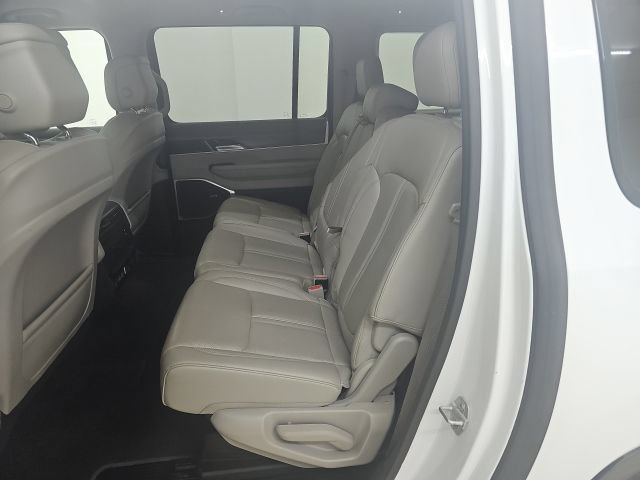 Used 2024 Jeep Wagoneer L Series II w/ Flexible Seating Group AWD/4WD image 3