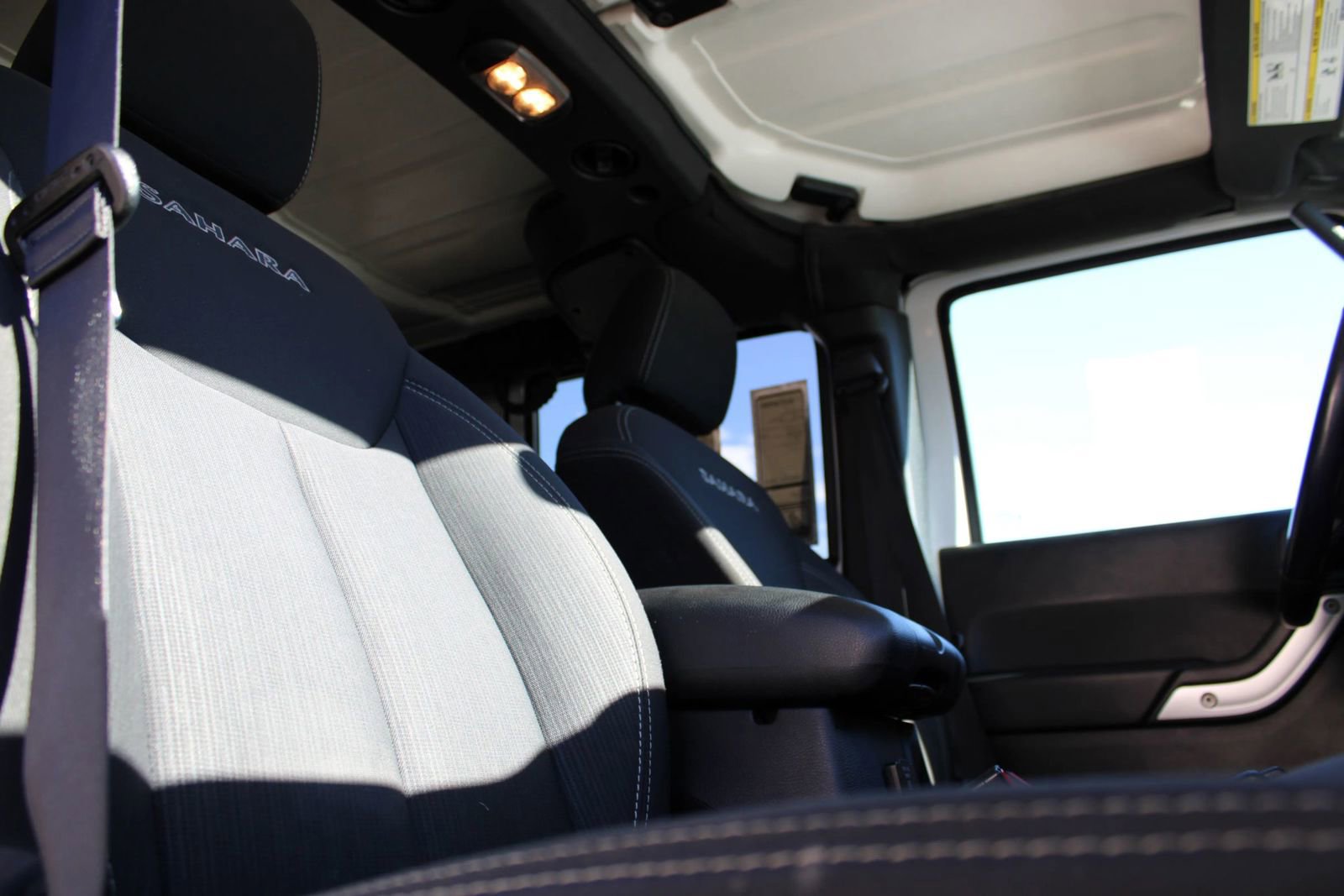 Used 2018 Jeep Wrangler Unlimited Sahara w/ Connectivity Group image 22