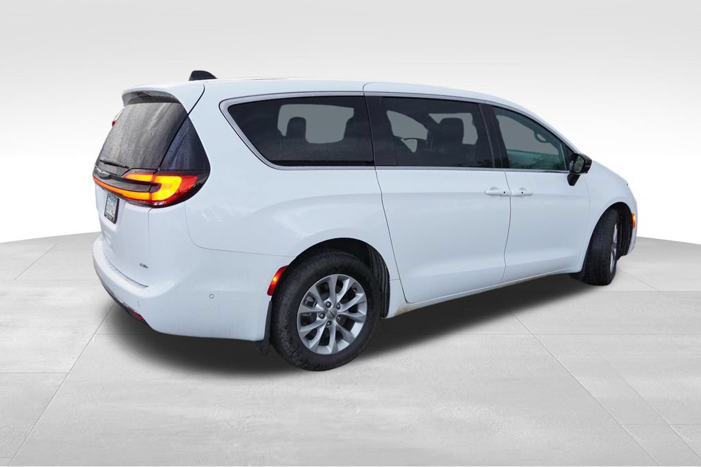 Used 2025 Chrysler Pacifica Select w/ Uconnect Theater Family Group AWD/4WD image 3