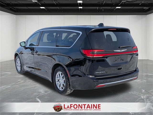 Certified 2024 Chrysler Pacifica Touring-L image 3