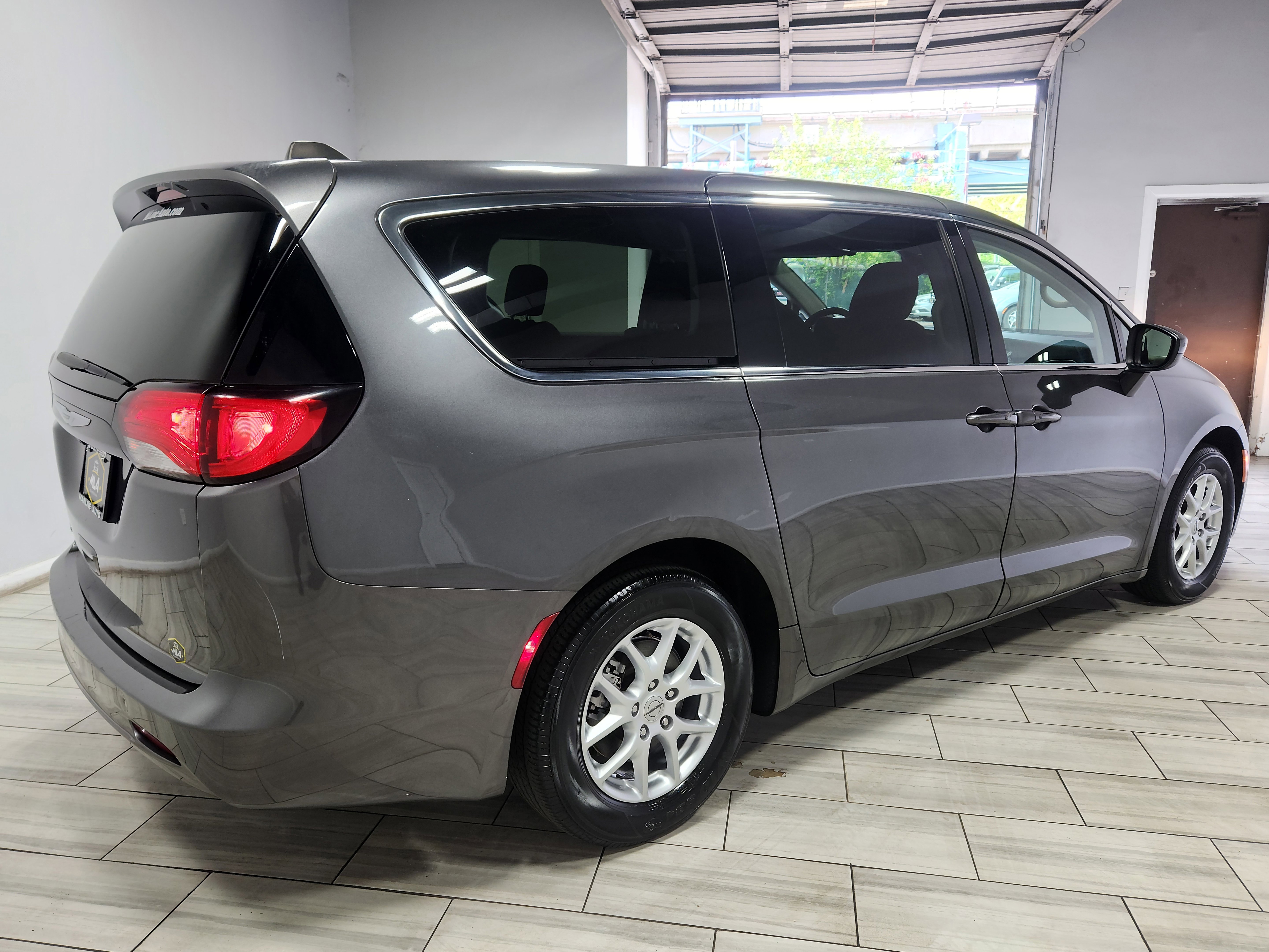 Used 2023 Chrysler Voyager LX FWD image 5