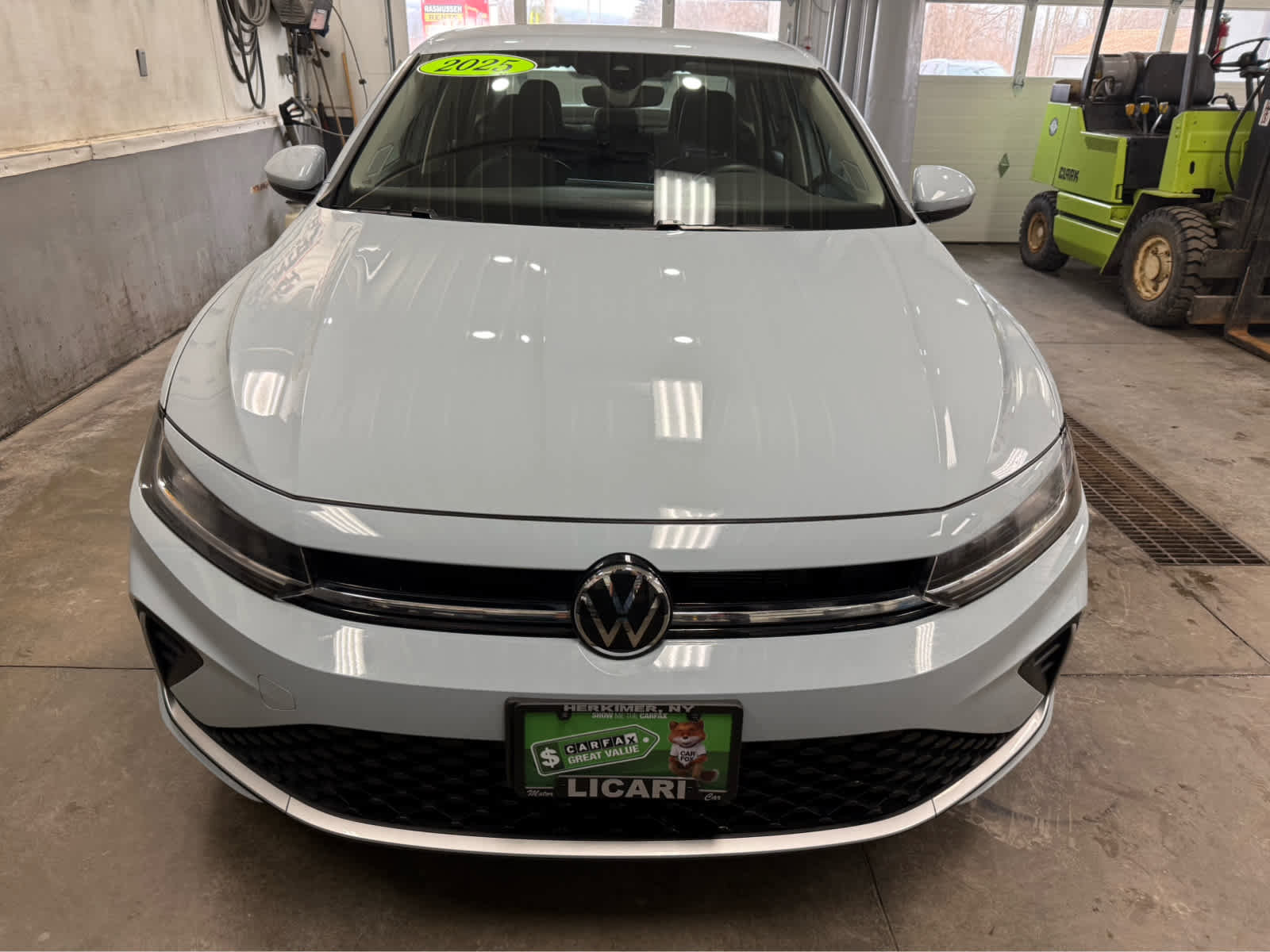 Used 2025 Volkswagen Jetta SE image 2
