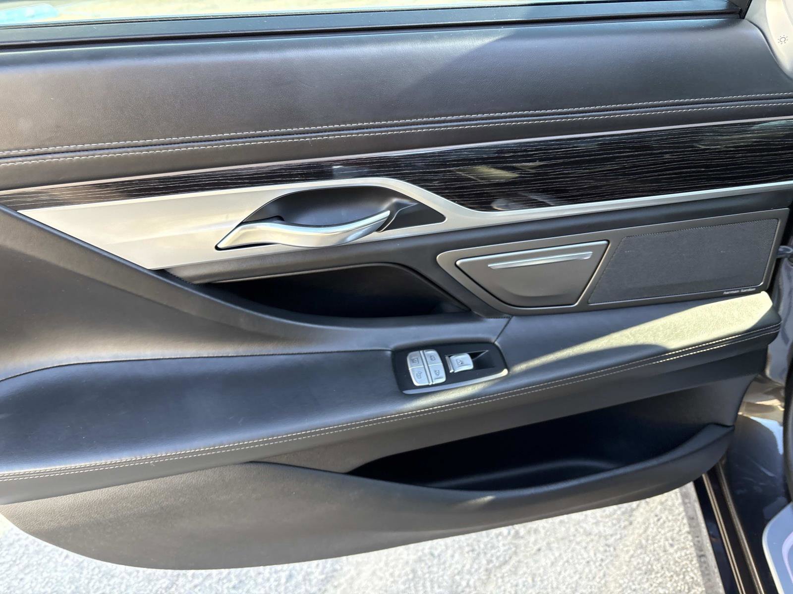 Used 2018 BMW 750i image 14