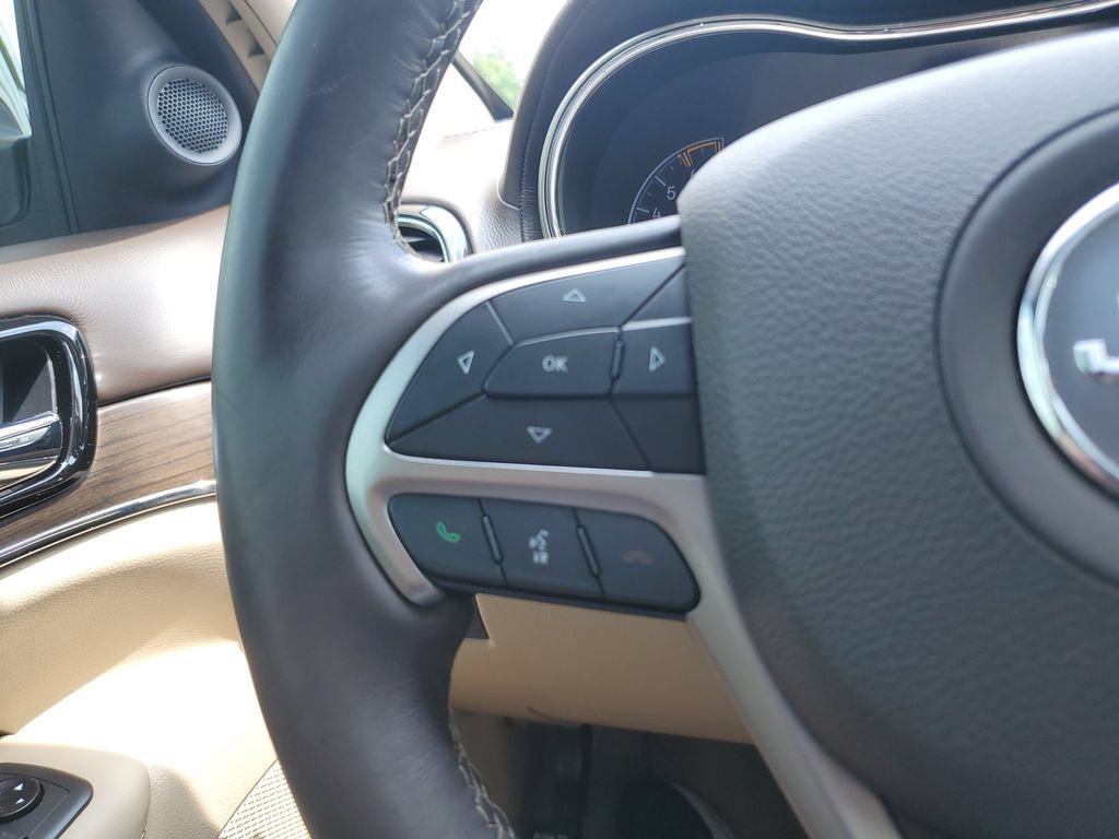 Used 2020 Jeep Grand Cherokee Overland AWD/4WD image 23