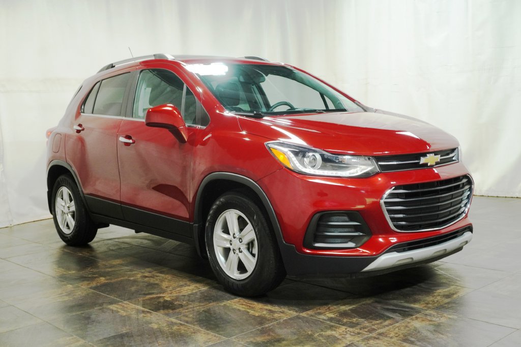 Used 2020 Chevrolet Trax LT w/ Sun & Sound Package FWD image 1