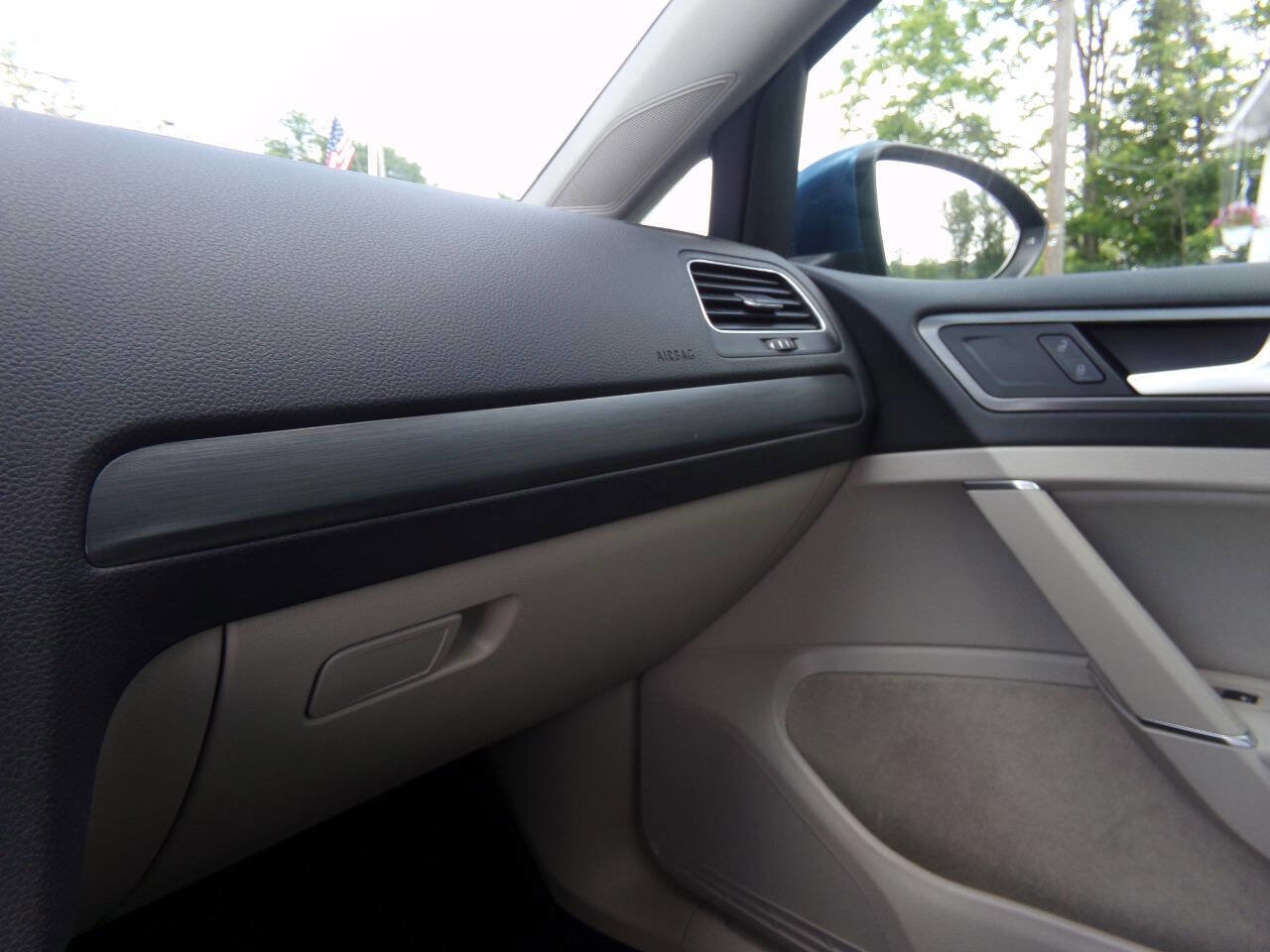 Used 2018 Volkswagen Golf S image 34