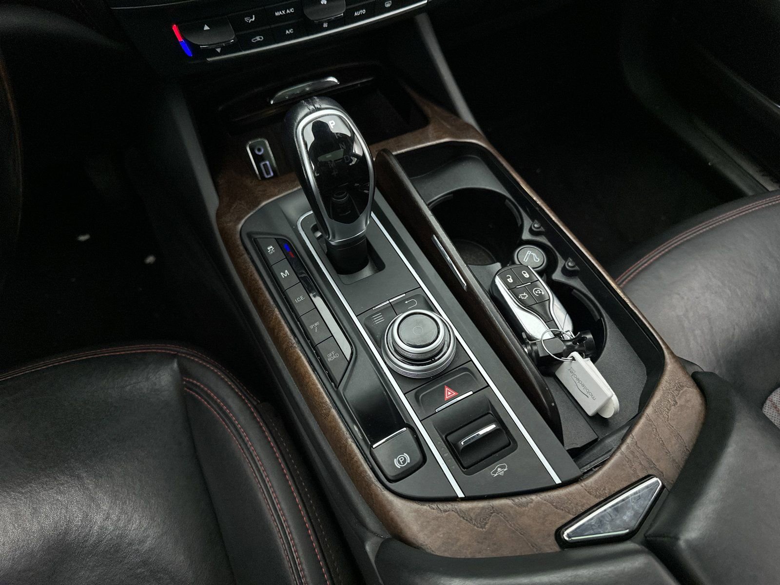Used 2018 Maserati Levante GranLusso AWD/4WD image 23