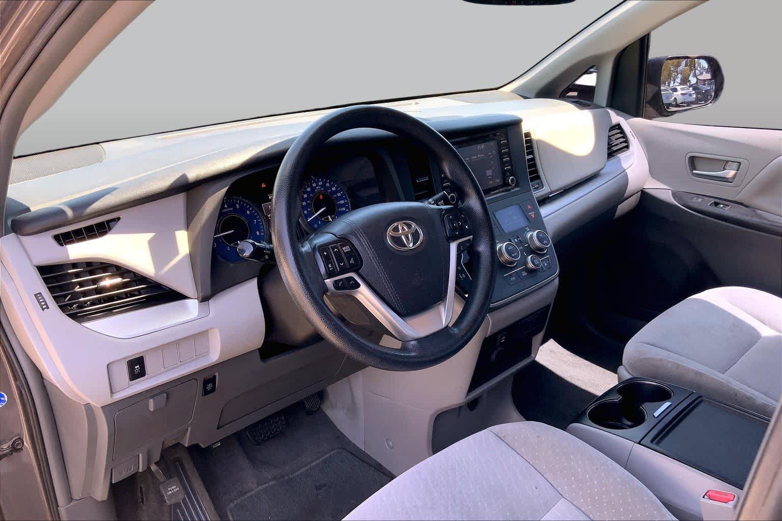 Used 2018 Toyota Sienna LE w/ Carpet Mat Package FWD image 17
