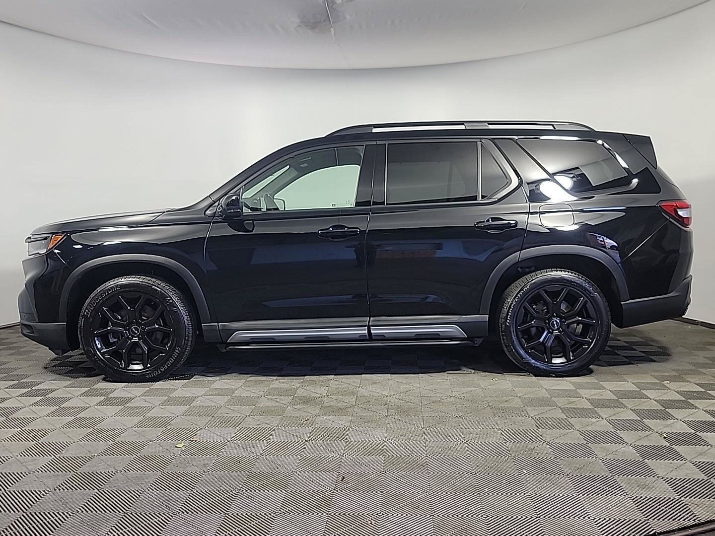 Certified 2025 Honda Pilot Black Edition image 11