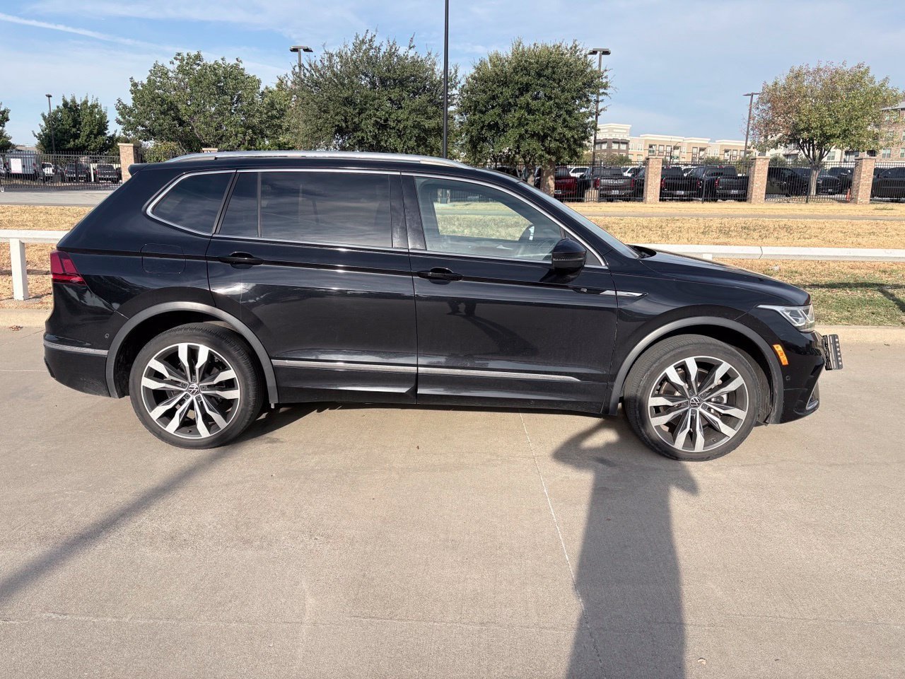 Used 2022 Volkswagen Tiguan SEL R-Line AWD/4WD image 3
