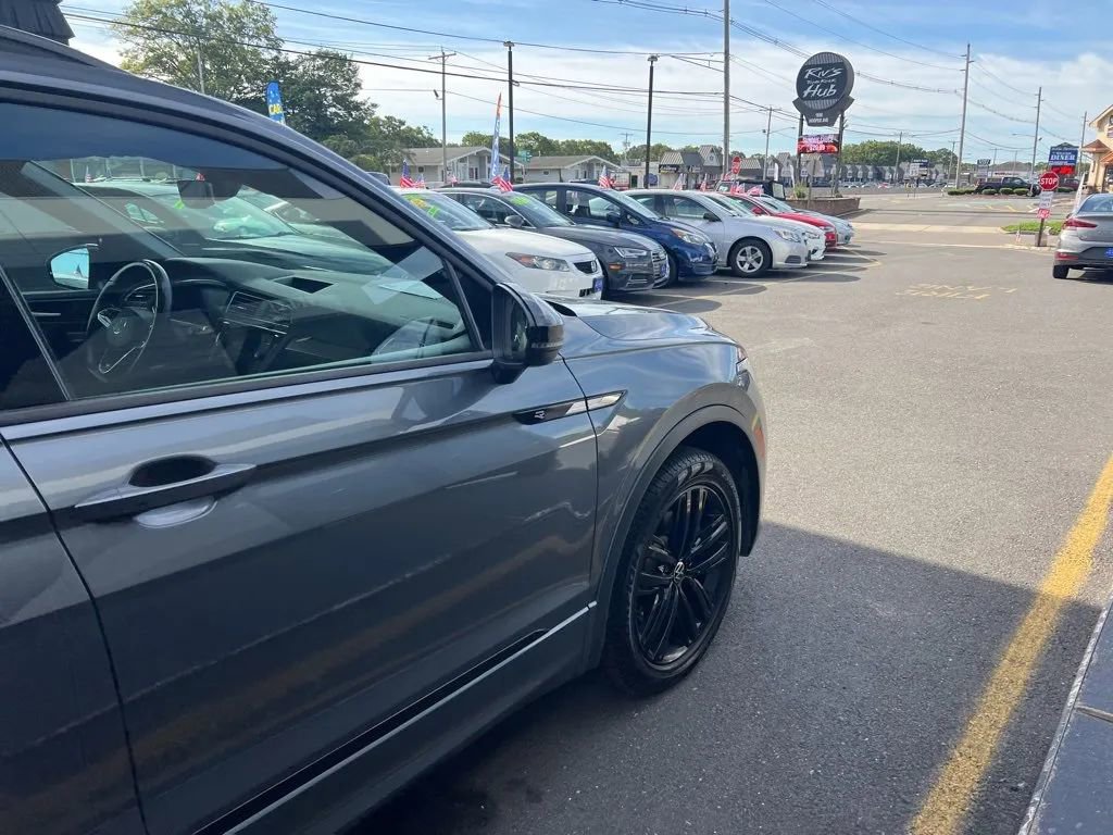 Used 2022 Volkswagen Tiguan SE R-Line image 17