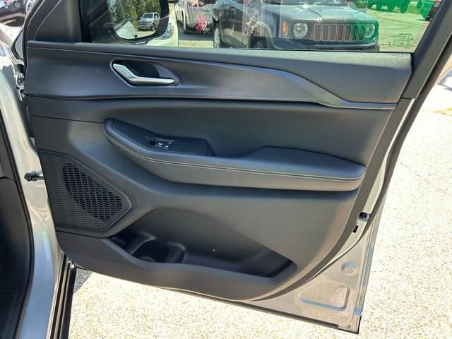 Used 2023 Jeep Grand Cherokee Altitude image 30