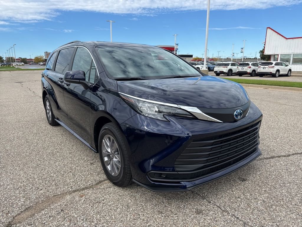 New 2025 Toyota Sienna LE w/ LE Plus Package