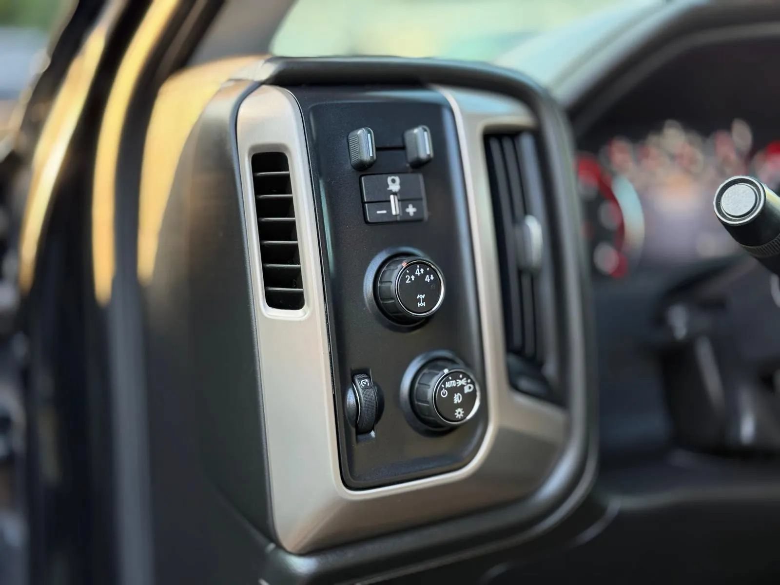 Used 2015 GMC Sierra 2500 Denali w/ Duramax Plus Package AWD/4WD image 10