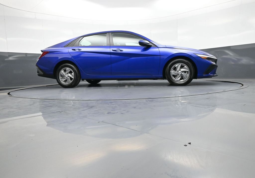 Used 2025 Hyundai Elantra SE FWD image 27