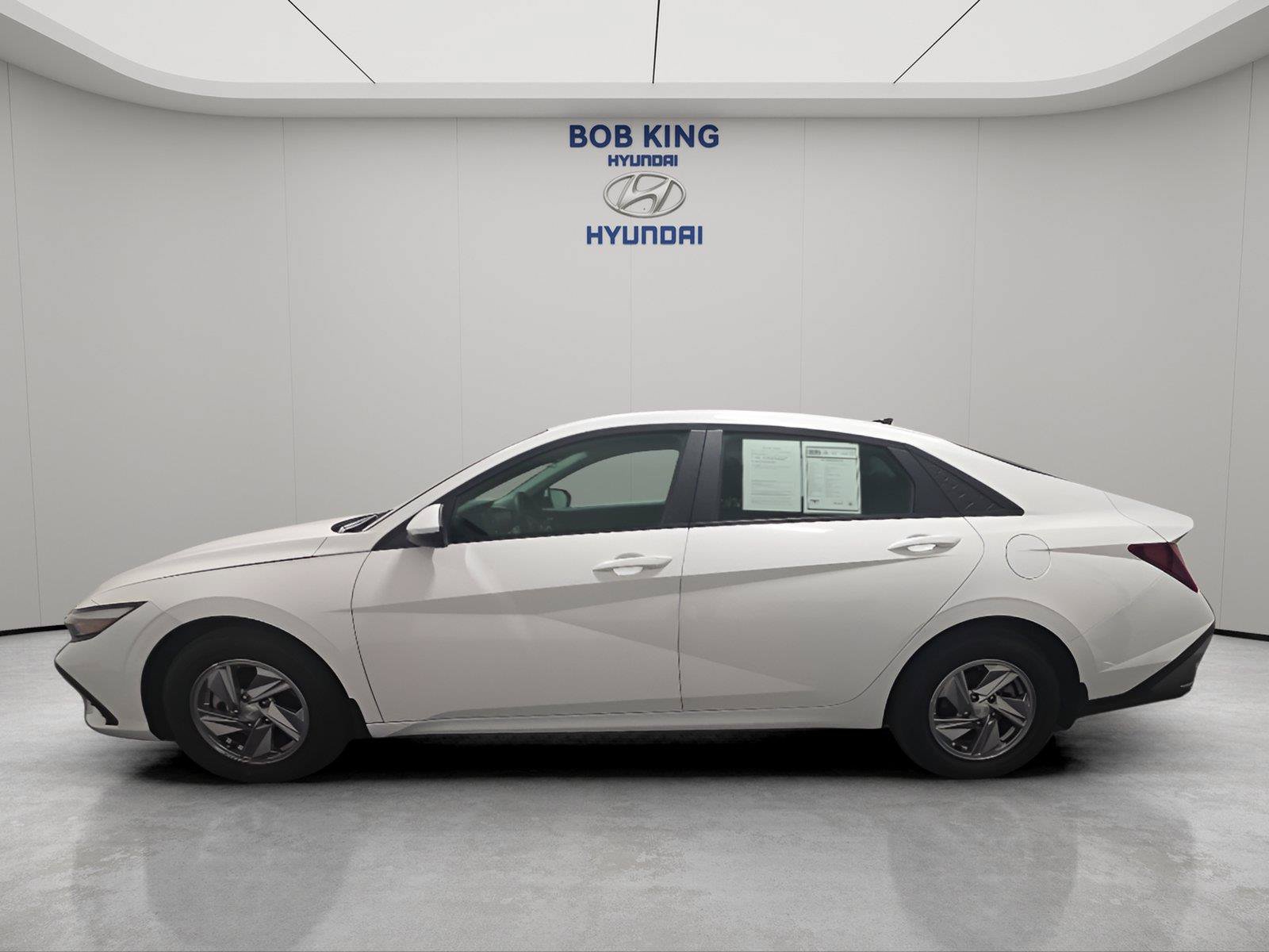 Used 2026 Hyundai Elantra SE FWD image 2