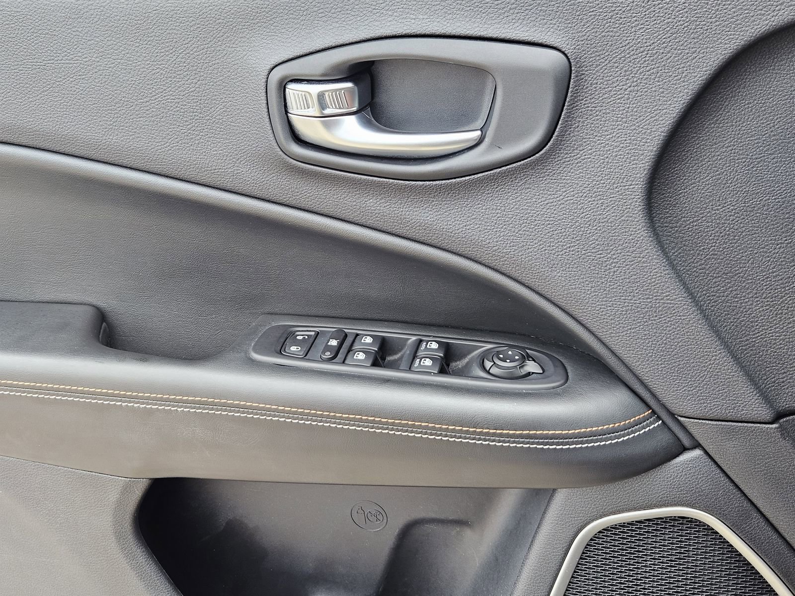 Used 2019 Jeep Compass Sport w/ Tech Group FWD image 30