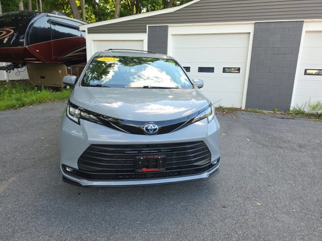 Used 2025 Toyota Sienna XLE Woodland Edition