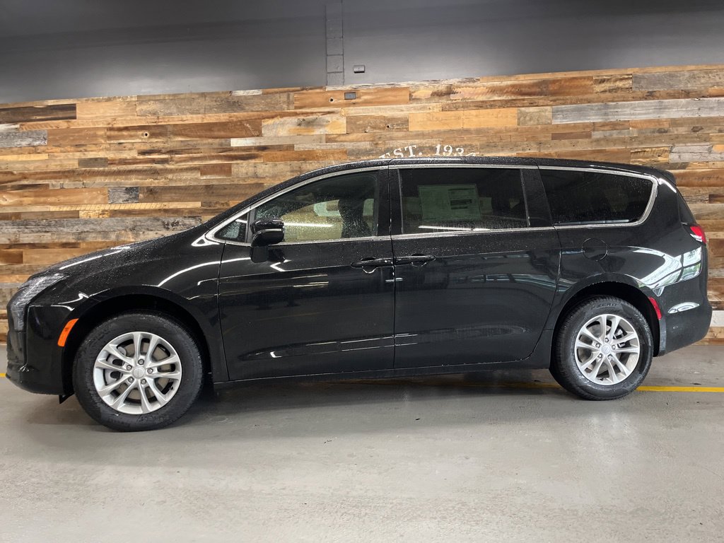 New 2027 Chrysler Pacifica Select AWD/4WD image 18