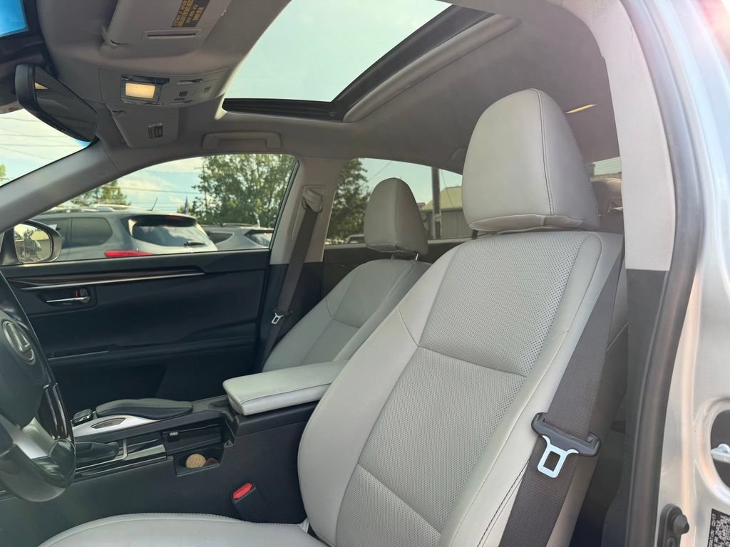 Used 2017 Lexus ES 300h w/ Navigation System Package FWD image 11