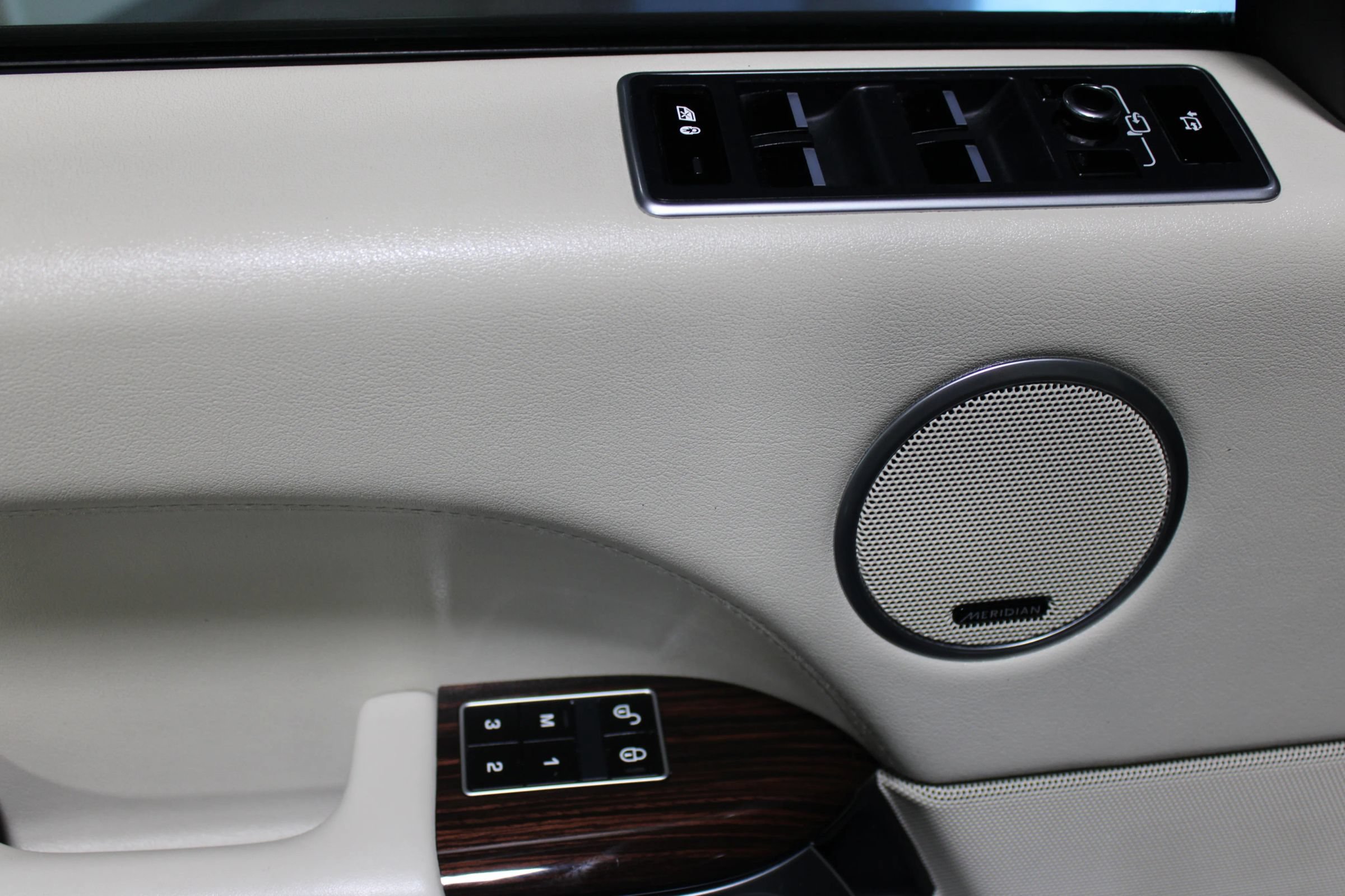 Used 2014 Land Rover Range Rover Supercharged AWD/4WD image 11