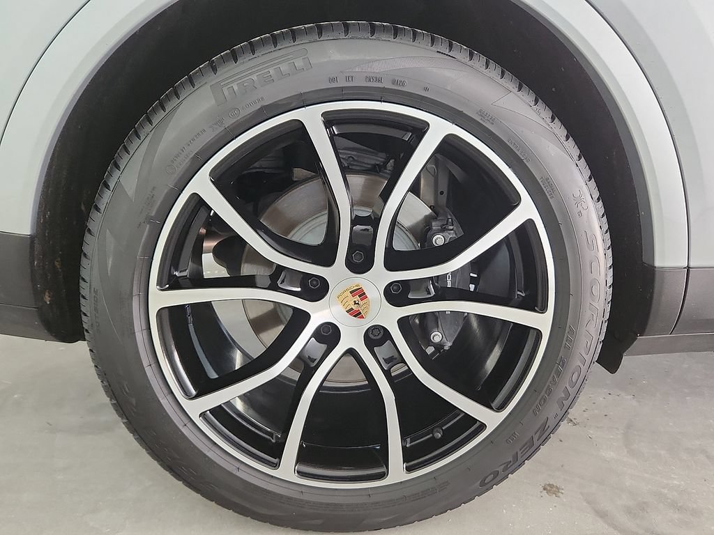 Certified 2025 Porsche Cayenne AWD/4WD image 10