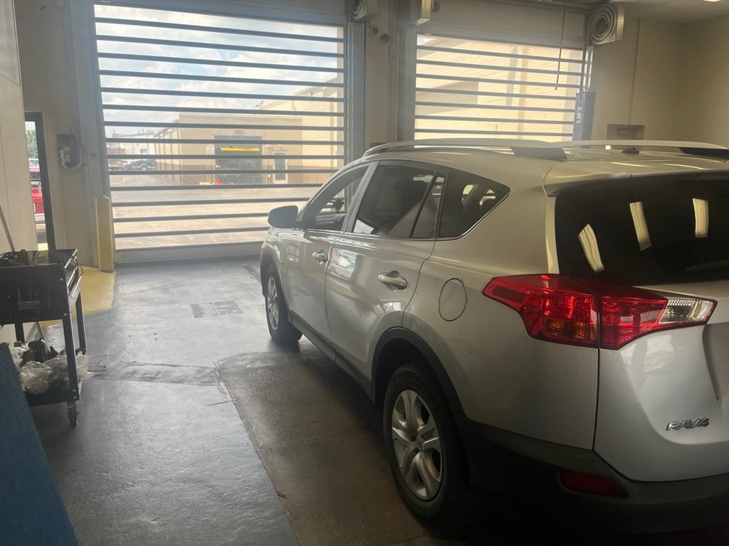 Used 2015 Toyota RAV4 LE AWD/4WD image 6