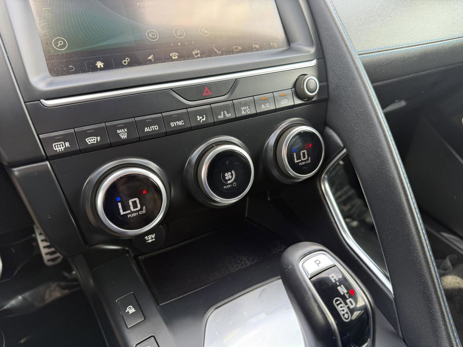 Used 2019 Jaguar E-PACE R-Dynamic SE image 23