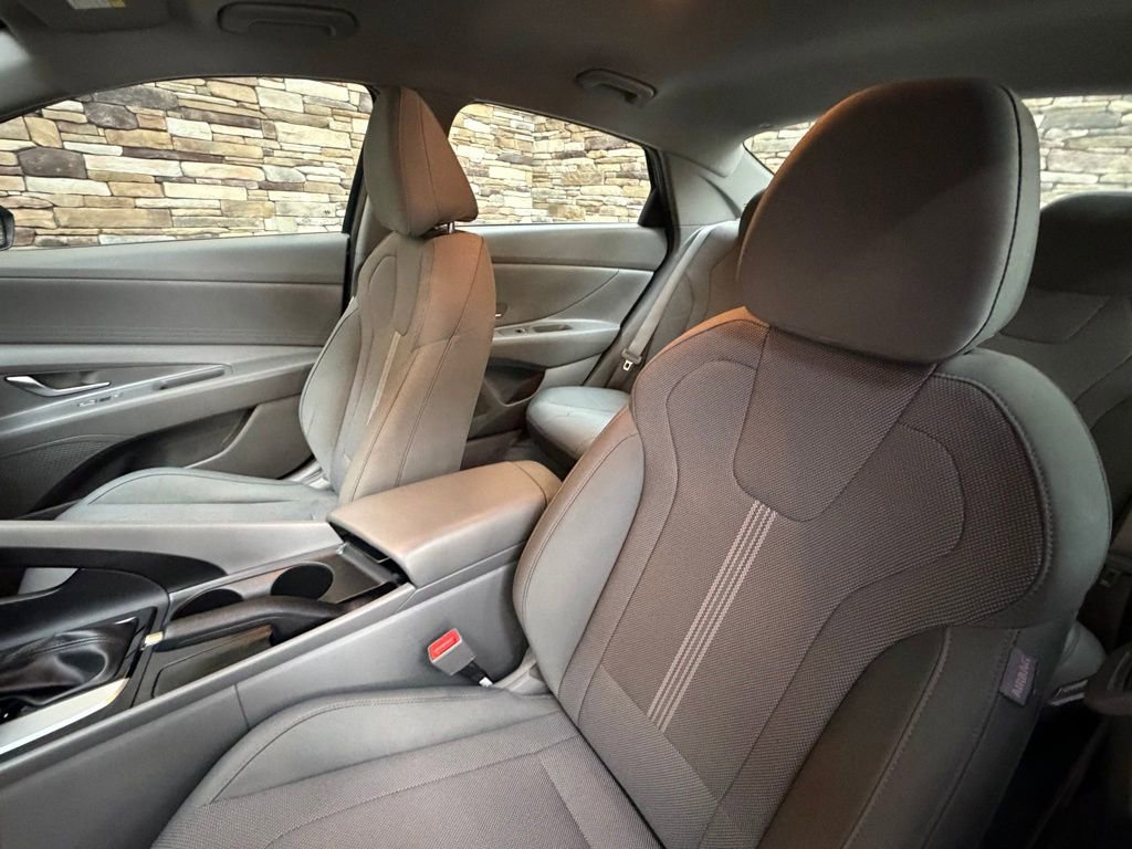 Used 2022 Hyundai Elantra SE image 10