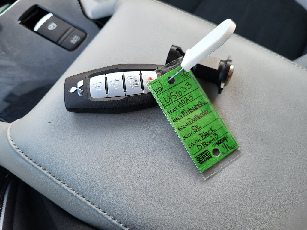 Used 2025 Mitsubishi Outlander SE image 9