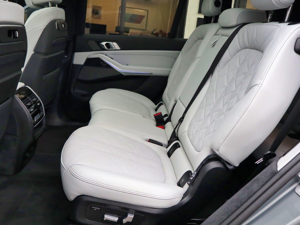 Used 2025 BMW X7 xDrive40i w/ M Sport Package AWD/4WD image 42
