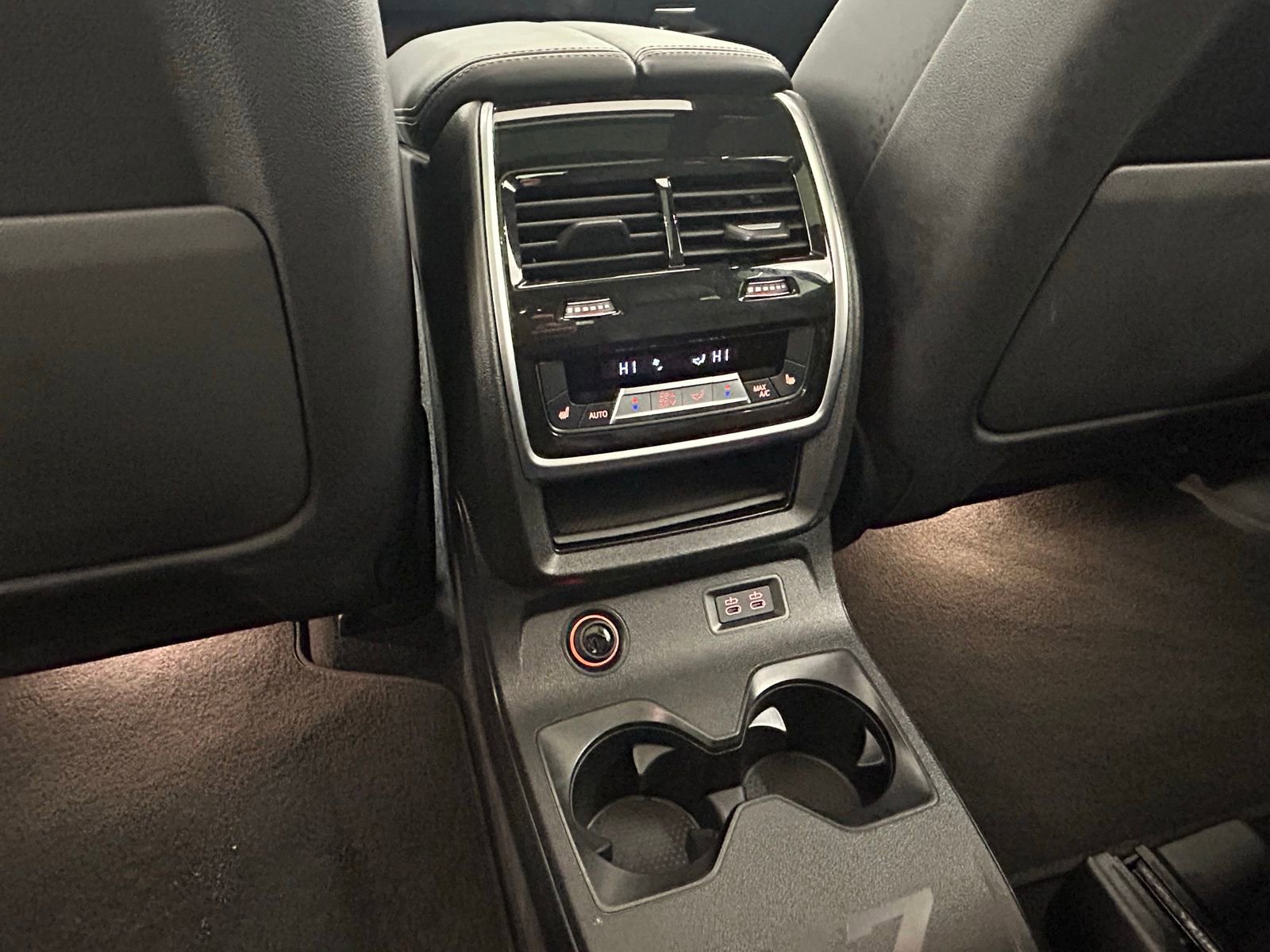 Used 2025 BMW X7 M60i w/ Executive Package image 36