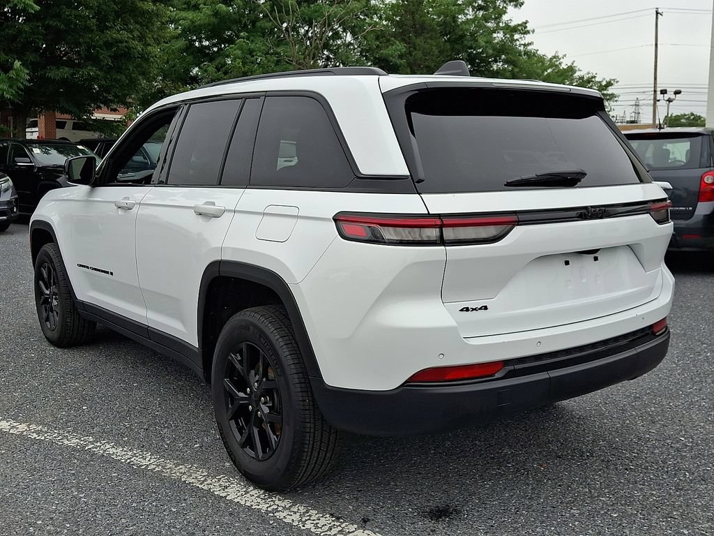 Used 2025 Jeep Grand Cherokee Altitude AWD/4WD image 7