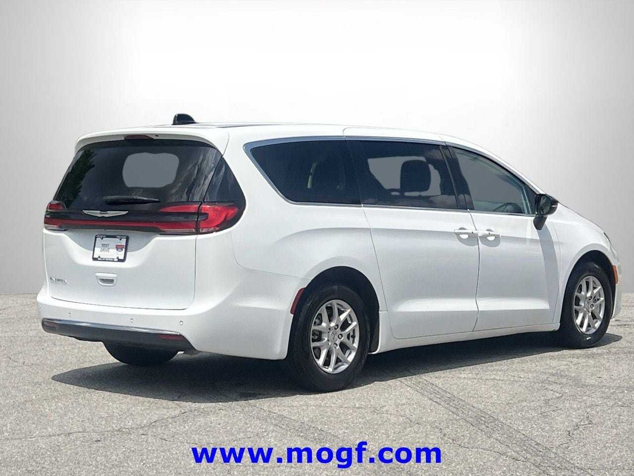 Used 2024 Chrysler Pacifica Touring-L FWD image 3