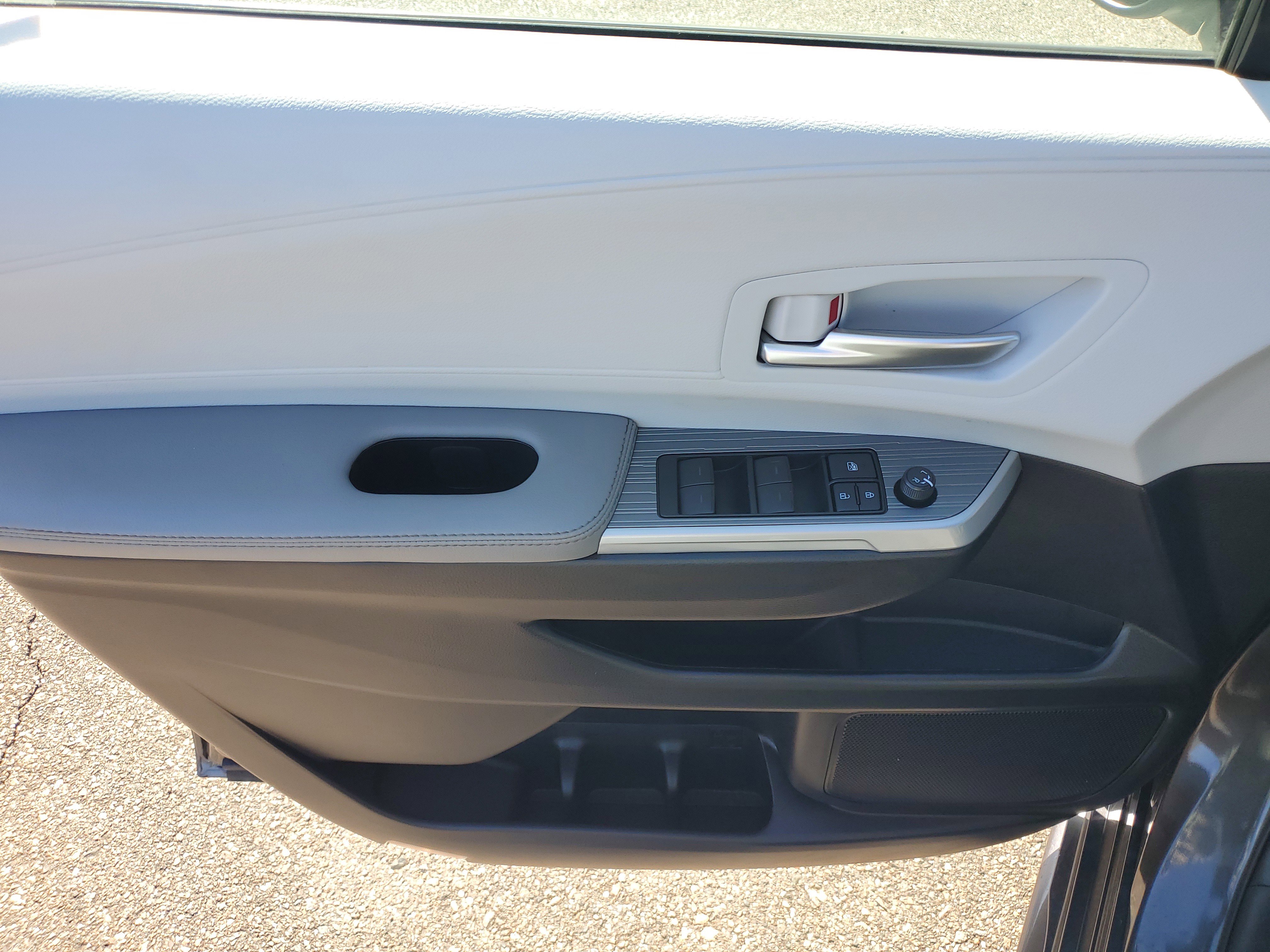 Used 2025 Toyota Sienna XLE image 25