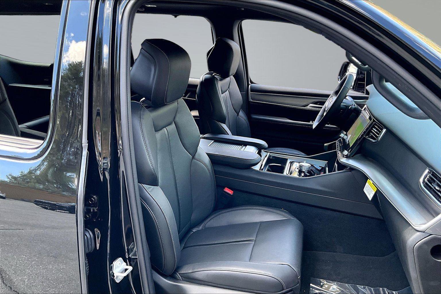 New 2026 Jeep Grand Wagoneer Limited AWD/4WD image 9