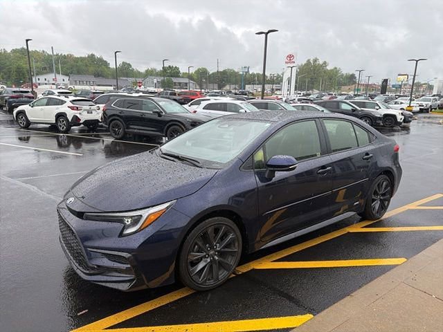 Used 2023 Toyota Corolla SE w/ SE Package image 2