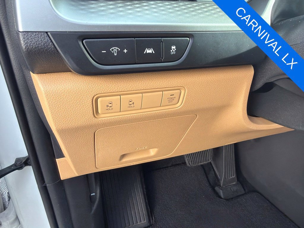 Used 2023 Kia Carnival LX FWD image 12