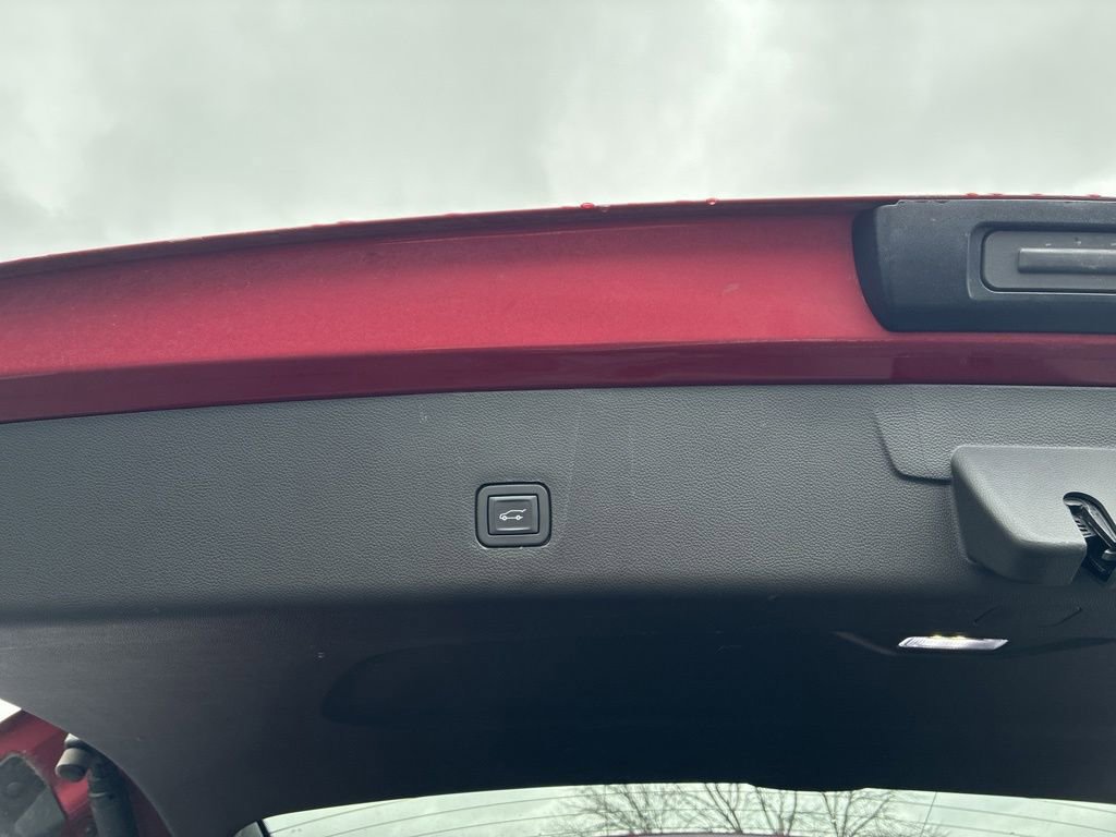 Used 2020 Chevrolet Traverse LT w/ LPO, Floor Liner Package image 39