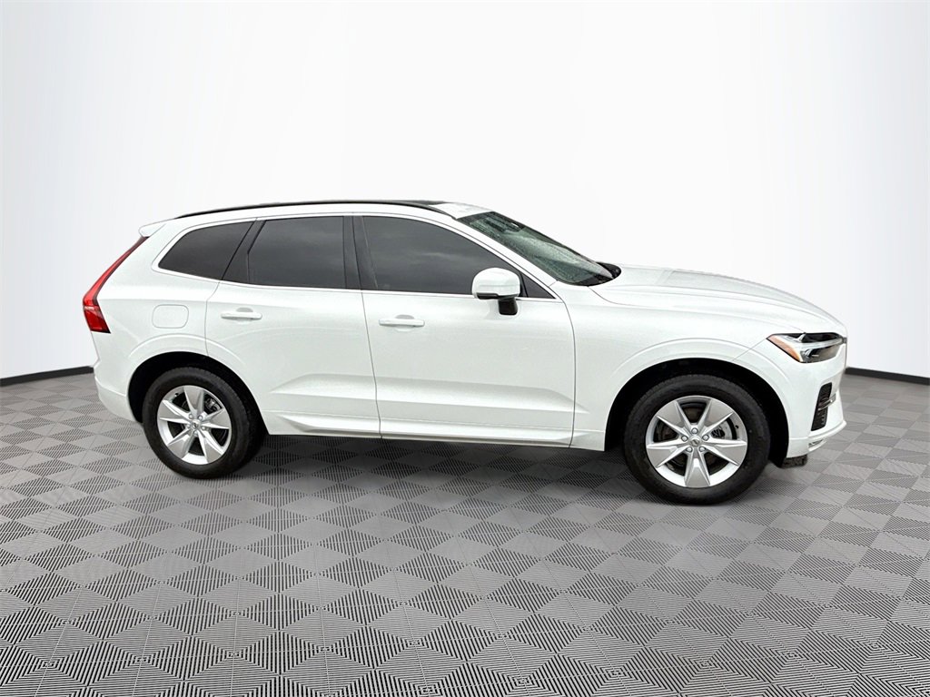 Used 2022 Volvo XC60 B5 Momentum image 5