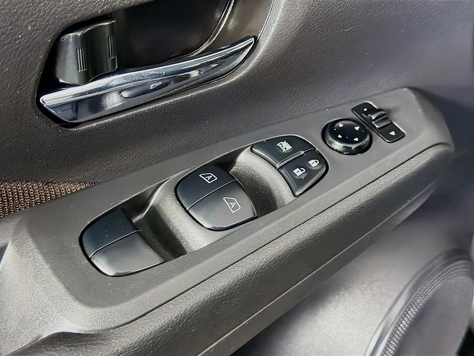 Used 2021 Nissan Kicks SR image 19