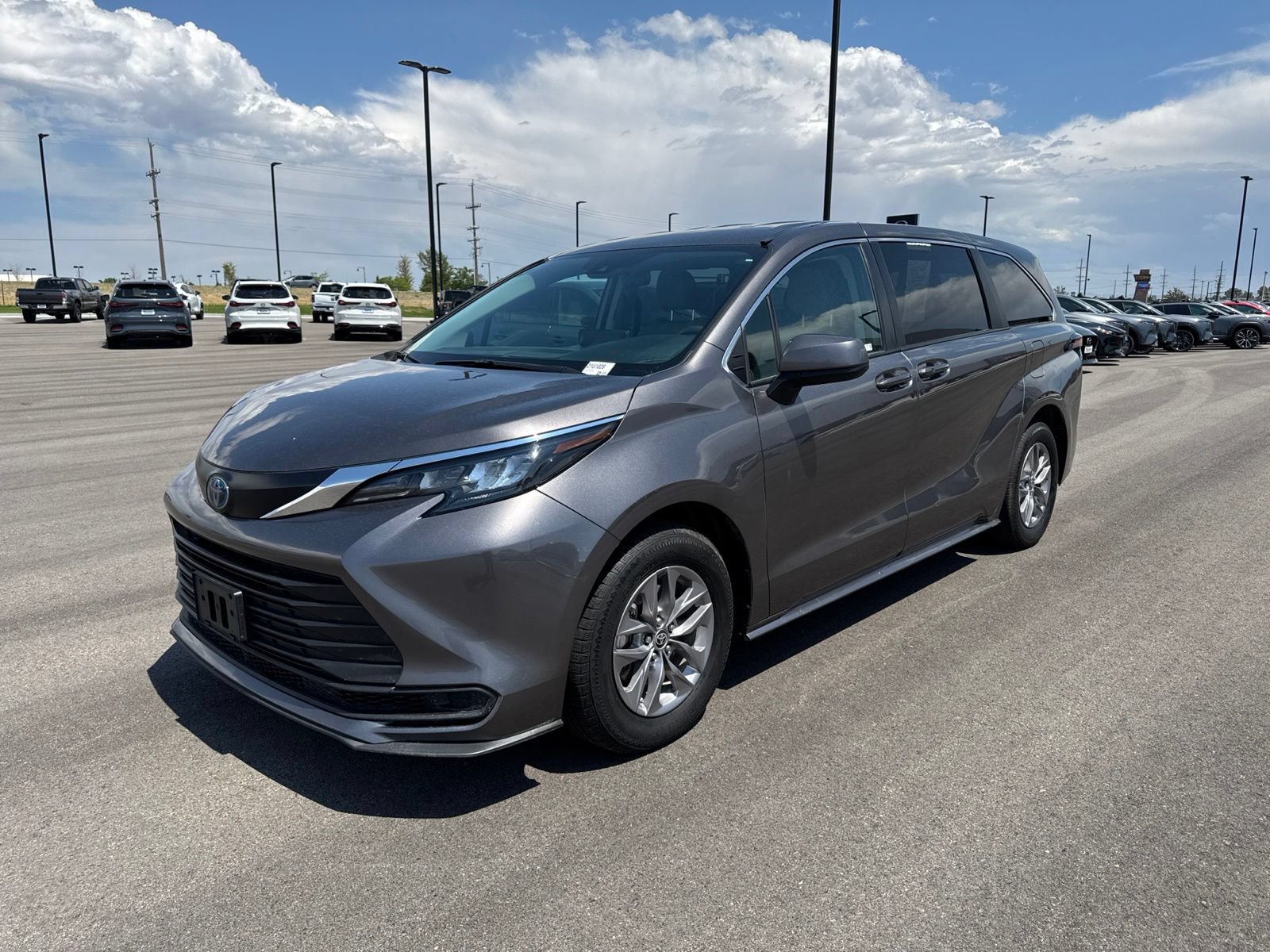 Used 2024 Toyota Sienna LE FWD image 3