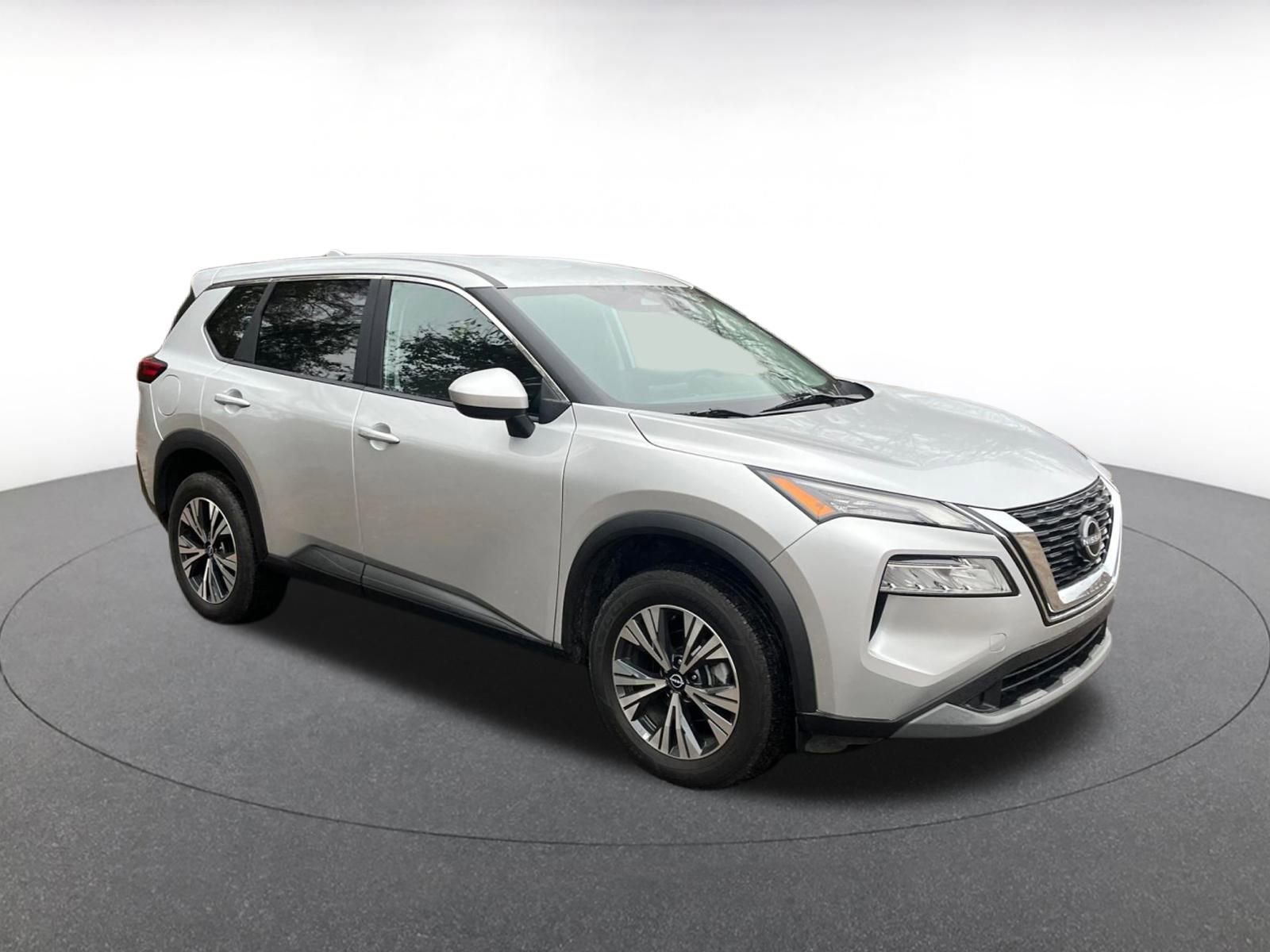 Used 2023 Nissan Rogue SV image 2