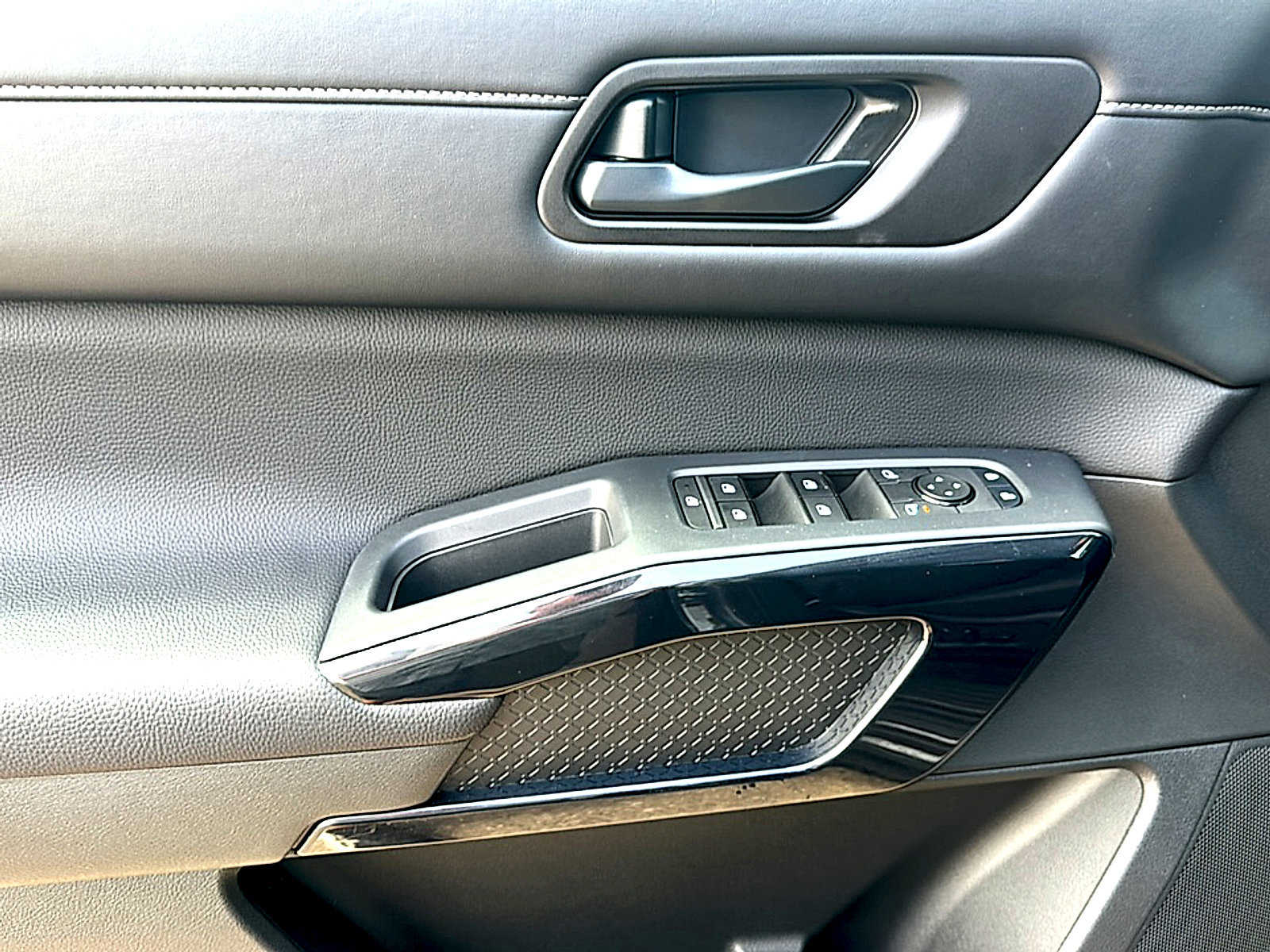 Used 2025 Nissan Pathfinder SV FWD image 16