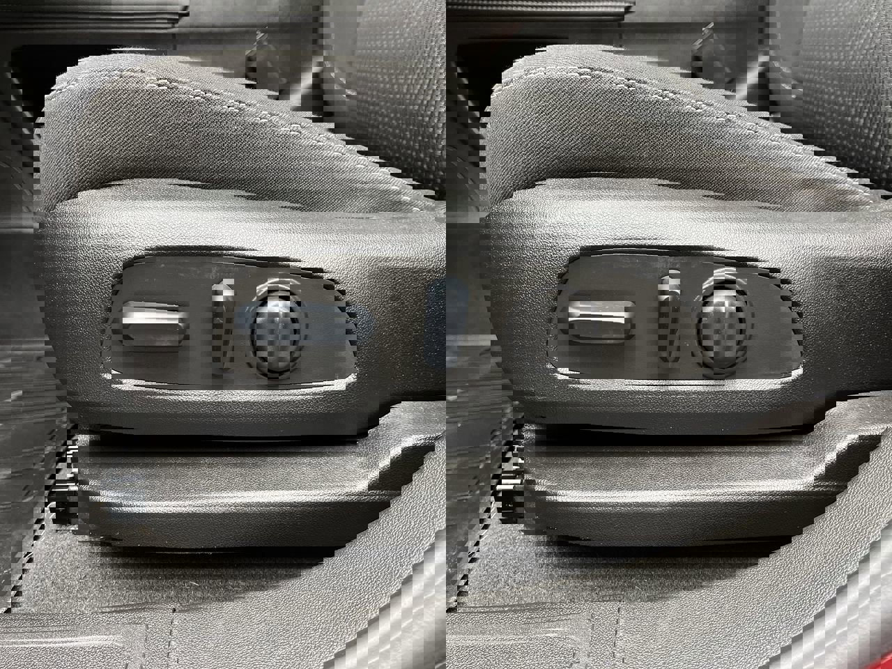 Certified 2023 GMC Acadia SLE w/ Driver Convenience Package image 11